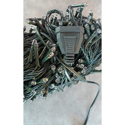 Lanț de iluminat extensibil echipat cu o unitate de comandă cu 8 funcții. Produsul conține 500 de lumini LED și are o lungime de 38m.