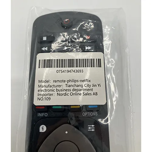 Telecomandă din plastic dur, de culoare neagră, cu o lungime de aproximativ 35 cm.