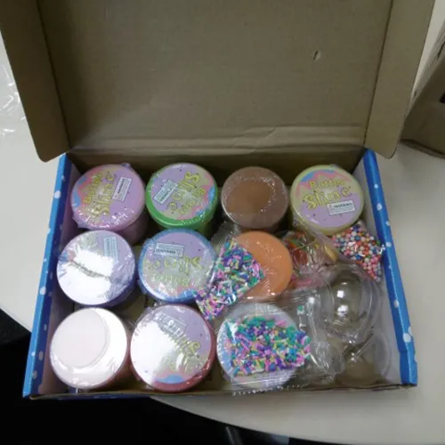 Set de jucării din mâzgă format din zece vase de mâzgă și diverse accesorii și forme. Produs vândut online, în special prin intermediul Amazon (ASIN: B0BQHZW3DH).