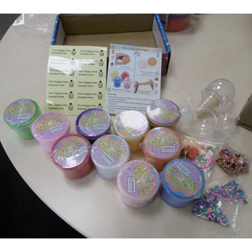 Set de jucării din mâzgă format din zece vase de mâzgă și diverse accesorii și forme. Produs vândut online, în special prin intermediul Amazon (ASIN: B0BQHZW3DH).