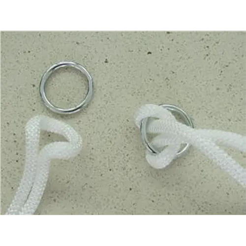 Leagăn agățat pentru copii din plastic. Sistemul de agățare constă dintr-o frânghie care este ancorată în fiecare colț al leagănului și se termină în doi conectori cu inele metalice. Produs vândut online, în special prin intermediul www.dracik.sk.