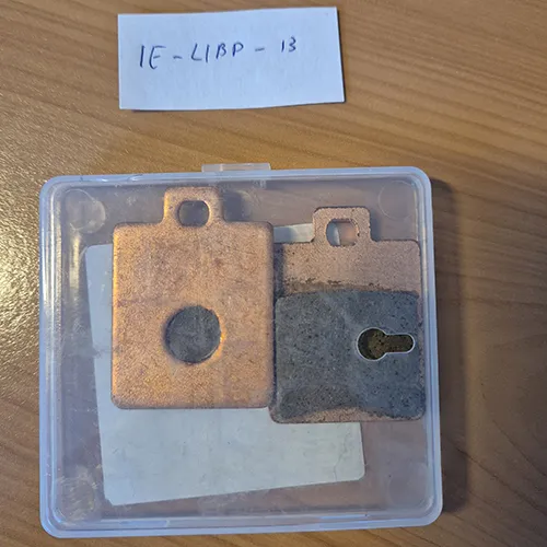 Plăcuțe de frână față și spate destinate următoarelor motociclete SYM: Simfonia (S 50, SR 50 și S 125) și pentru motocicleta VESPA: ET4 125, LX50, S50 Sport, LX125, LX150, LXV125, S125, S150. Produs vândut online, în special prin intermediul AliExpress.