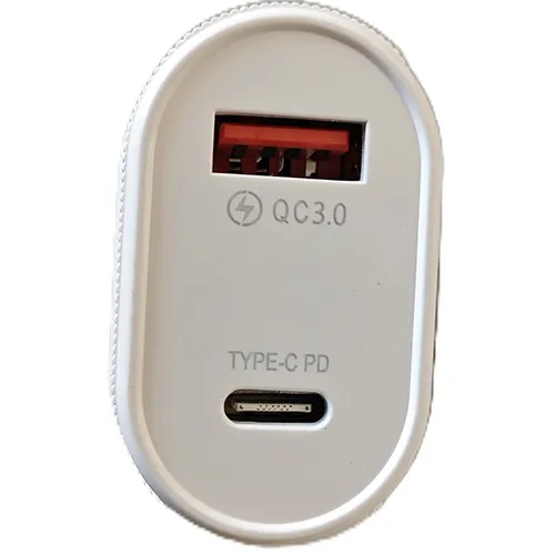 Adaptor alb de călătorie cu un conector USB și o ieșire USB-C.