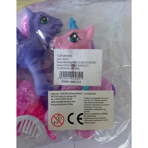 Set de două unicorni de jucărie din plastic moale.