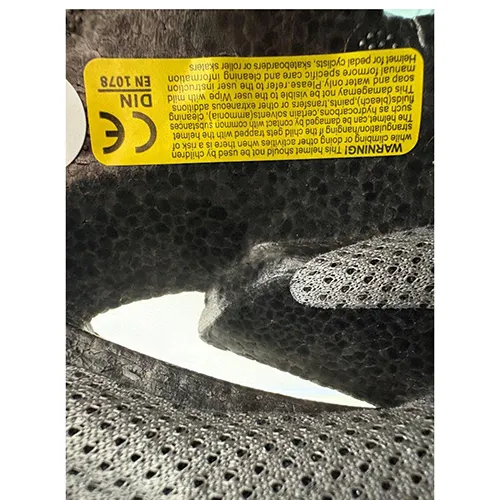 Cască de bicicletă neagră. Produs vândut online, în special prin intermediul Shein.