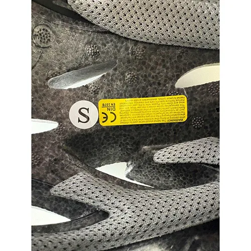 Cască de bicicletă neagră. Produs vândut online, în special prin intermediul Shein.