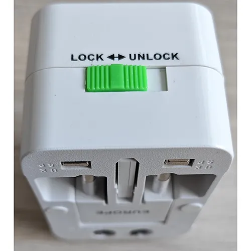 Adaptor alb universal pentru călătorii.
