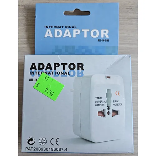 Adaptor alb universal pentru călătorii.