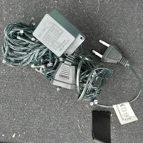 Lanț de iluminat format din 100 de LED-uri, o unitate intermitentă, marcaj IP44, un dop plat și o priză plată, stivuitoare.