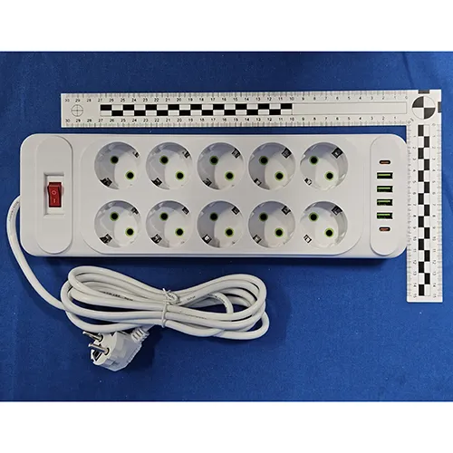 Priză multiplu dreptunghiulară albă cu 10 prize, 4 USB tip A și 2 USB tip C. Măsurând 32x10,5x4 cm și cu o lungime a cablului de 1,88 m. 110 - 250 V~,10 A*, maximum 2 500 W, clasa de protecție I, IP 20 USB-V, 3.1 A. Produs vândut online, în special prin Amazon (ASIN: B0D3WKGBXH