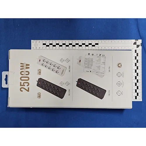 Priză multiplu dreptunghiulară albă cu 10 prize, 4 USB tip A și 2 USB tip C. Măsurând 32x10,5x4 cm și cu o lungime a cablului de 1,88 m. 110 - 250 V~,10 A*, maximum 2 500 W, clasa de protecție I, IP 20 USB-V, 3.1 A. Produs vândut online, în special prin Amazon (ASIN: B0D3WKGBXH