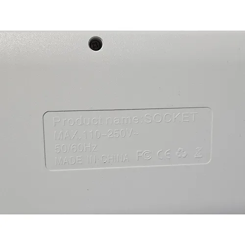 Priză multiplu dreptunghiulară albă cu 10 prize, 4 USB tip A și 2 USB tip C. Măsurând 32x10,5x4 cm și cu o lungime a cablului de 1,88 m. 110 - 250 V~,10 A*, maximum 2 500 W, clasa de protecție I, IP 20 USB-V, 3.1 A. Produs vândut online, în special prin Amazon (ASIN: B0D3WKGBXH