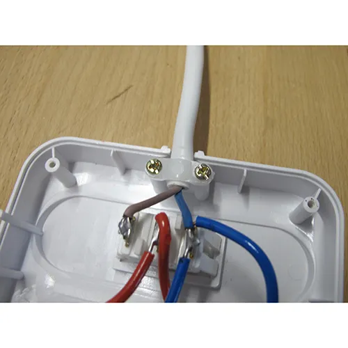 Priză multiplu dreptunghiulară albă cu 10 prize, 4 USB tip A și 2 USB tip C. Măsurând 32x10,5x4 cm și cu o lungime a cablului de 1,88 m. 110 - 250 V~,10 A*, maximum 2 500 W, clasa de protecție I, IP 20 USB-V, 3.1 A. Produs vândut online, în special prin Amazon (ASIN: B0D3WKGBXH