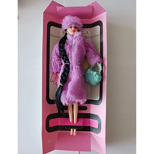 Păpușă din plastic îmbrăcată în blană din fibre sintetice, purtând o pălărie din fibre sintetice, ținând în mână o geantă din plastic dur.