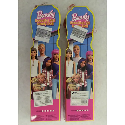 Păpuși de jucărie din plastic cu păr creț purtând un costum de baie.