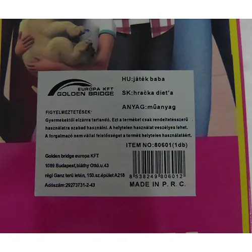 Păpuși de jucărie din plastic cu păr creț purtând un costum de baie.