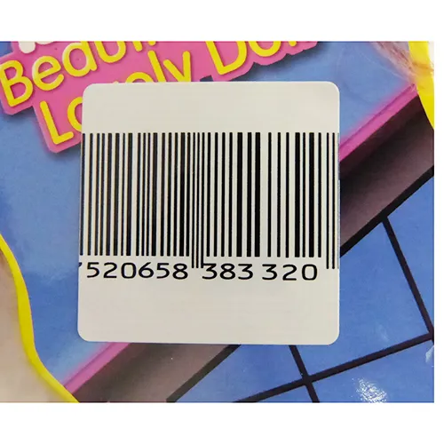 Păpuși de jucărie din plastic cu păr creț purtând un costum de baie.