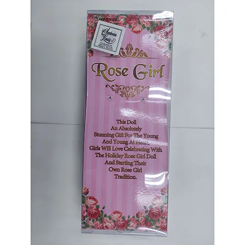 Păpușă de plastic într-o rochie verde.