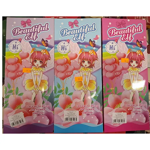 Păpuși de plastic, aproximativ. 28 cm înălțime. Fiecare păpușă are părul colorat diferit (albastru, galben, roșu). Păpușile poartă rochii scurte strălucitoare fără mâneci (albastru, galben, roșu) cu aripi pe spate.