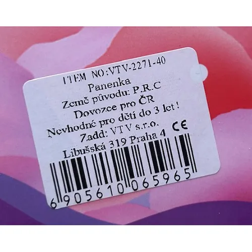 Păpuși de plastic, aproximativ. 28 cm înălțime. Fiecare păpușă are părul colorat diferit (albastru, galben, roșu). Păpușile poartă rochii scurte strălucitoare fără mâneci (albastru, galben, roșu) cu aripi pe spate.