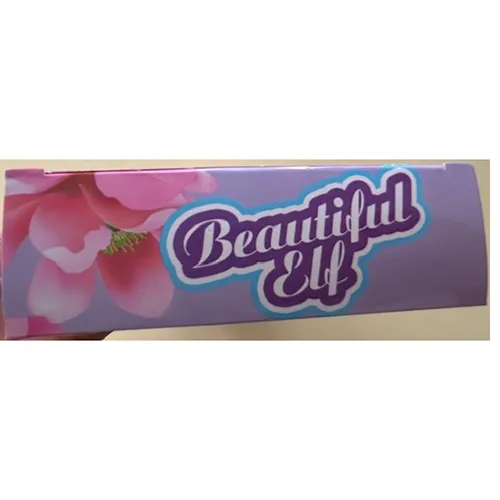 Păpuși de plastic, aproximativ. 28 cm înălțime. Fiecare păpușă are părul colorat diferit (albastru, galben, roșu). Păpușile poartă rochii scurte strălucitoare fără mâneci (albastru, galben, roșu) cu aripi pe spate.