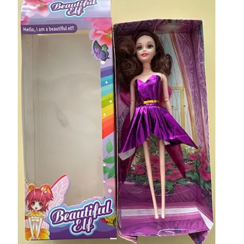 Păpuși de plastic, aproximativ. 28 cm înălțime. Fiecare păpușă are părul colorat diferit (albastru, galben, roșu). Păpușile poartă rochii scurte strălucitoare fără mâneci (albastru, galben, roșu) cu aripi pe spate.