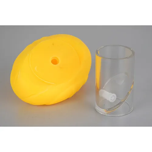 Set de jucării de baie din plastic pentru rațe, constând dintr-o rață fluierătoare mai mare și trei rațe mai mici.