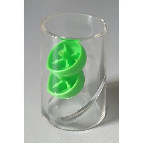 Jucărie de plastic Wind-up, în formă de cerb verde și un șoarece galben.