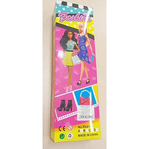 Păpușă din plastic, cu păr lung împletit și rochie colorată fără mâneci. Dimensiune: 28 cm.