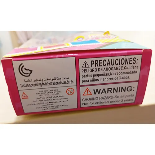 Păpușă din plastic, cu păr lung împletit și rochie colorată fără mâneci. Dimensiune: 28 cm.