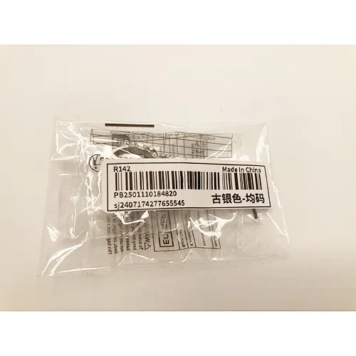 Inel de metal în formă de inimă cu o cruce în ea. Produs vândut online, în special prin intermediul Shein.