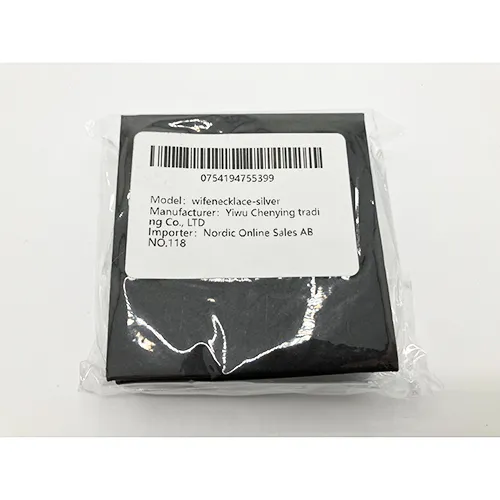 Colier de culoare argintie, cu un farmec impletit cu strasuri.