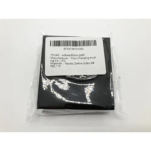 Colier de culoare aurie, cu un farmec cu strasuri.