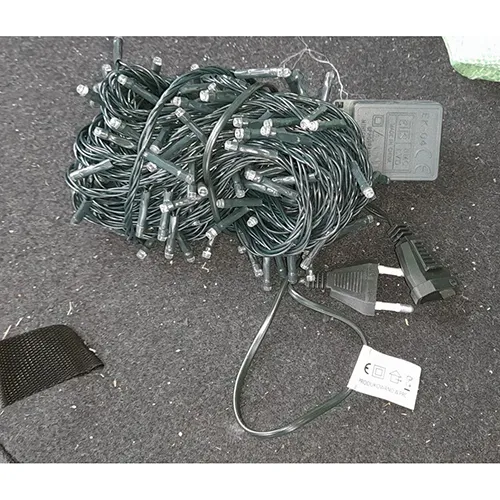 Lanț de iluminat format din 200 de LED-uri, o unitate intermitentă cu marcaj IP44, un dop plat și o priză plată, stivuibilă.