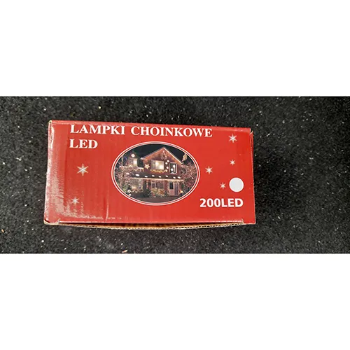 Lanț de iluminat format din 200 de LED-uri, o unitate intermitentă cu marcaj IP44, un dop plat și o priză plată, stivuibilă.