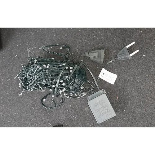 Lanț de iluminat format din 200 de LED-uri, o unitate intermitentă cu marcaj IP44, un dop plat și o priză plată, stivuibilă.