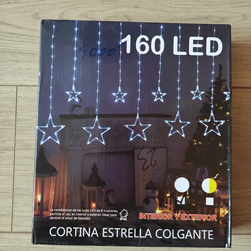 Lanț de iluminat decorativ cu 160 de LED-uri albe reci și fire izolate incolor și stele de diferite dimensiuni.