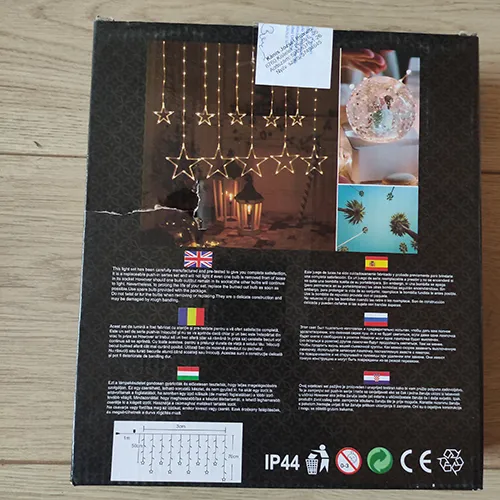 Lanț de iluminat decorativ cu 160 de LED-uri albe reci și fire izolate incolor și stele de diferite dimensiuni.