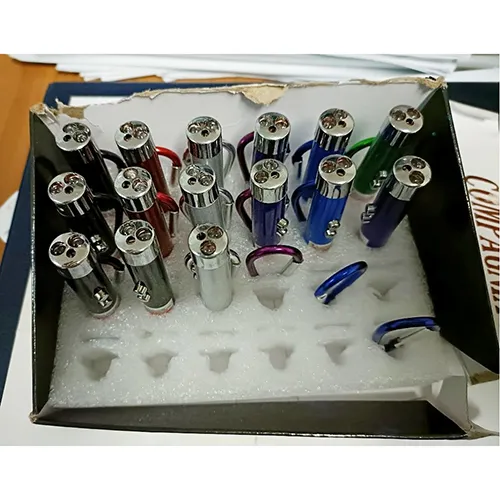 Indicator laser cu lumină dublă și funcție laser, alimentat de baterii cu trei butoane.