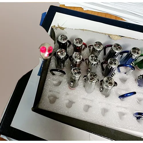 Indicator laser cu lumină dublă și funcție laser, alimentat de baterii cu trei butoane.