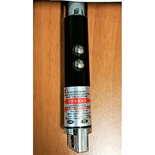 Indicator laser cu lumină dublă și funcție laser, alimentat de baterii cu trei butoane.