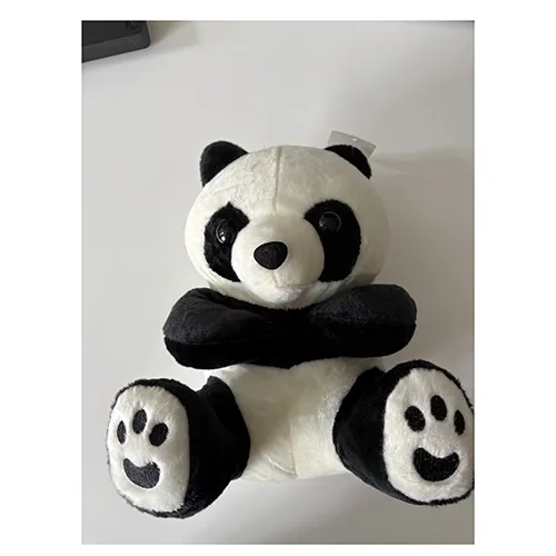 Jucărie moale în formă de panda.