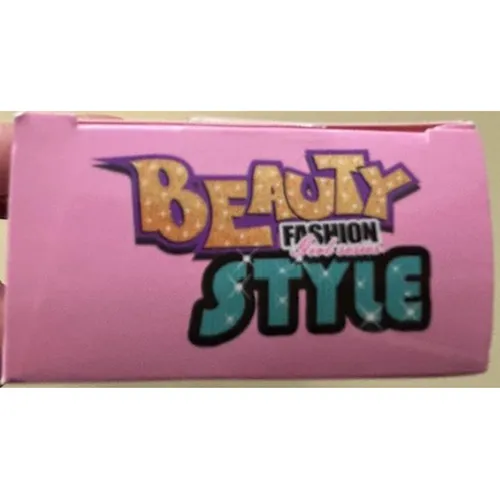 Papusa din plastic, de aproximativ 28 cm inaltime. Papusa are parul blond, partial legat la spate cu o banda de cauciuc si poarta o rochie lunga, fara maneci, in diferite culori si combinatii cu imprimeu auriu.