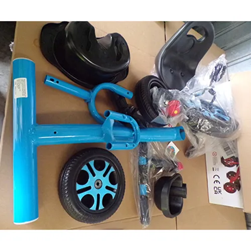 Tricicletă, disponibilă în culorile roz și albastru. Data fabricației: aprilie 2024. Produs vândut online, în special prin intermediul Temu (numere unice de identificare: 601099671271616 și 601099682159668).