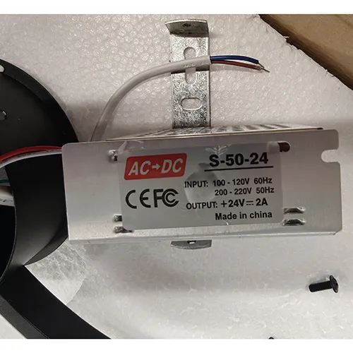 Corp de iluminat de perete, intrare: 100 - 120V, 60Hz; 200-220V, 50Hz, ieșire: 24V - 2A. Produs vândut online, în special prin intermediul AliExpress.