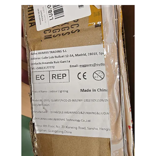 Corp de iluminat de perete, intrare: 100 - 120V, 60Hz; 200-220V, 50Hz, ieșire: 24V - 2A. Produs vândut online, în special prin intermediul AliExpress.