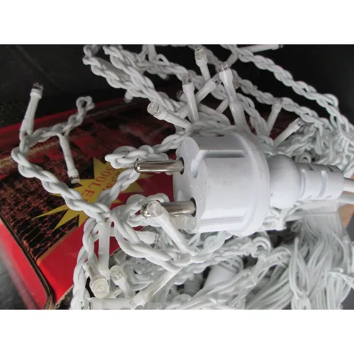 Lanț de iluminat, lung de 25 de metri, cu 500 de lumini LED.