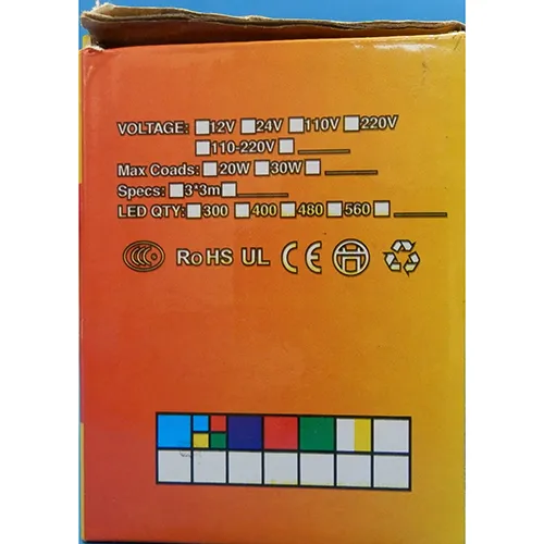 Lanț de iluminat într-un design de perdea cu dimensiuni de 2 m x 2 m, lumini LED de neînlocuit și o priză care permite extinderea cu membri suplimentari.