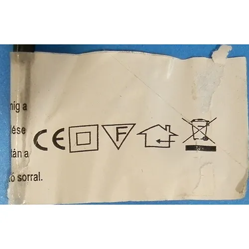 Lanț de iluminat cu 240, LED-uri neînlocuibile și o unitate intermitentă.