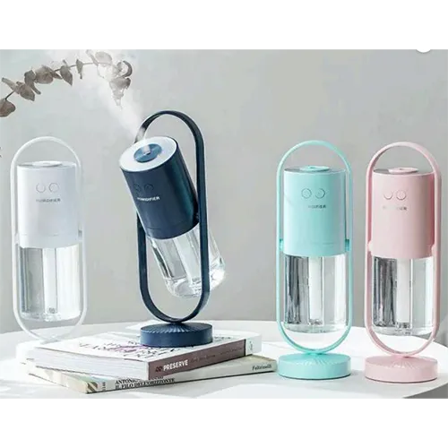 Umidificator de aer cu funcții de iluminare și un cablu de încărcare. Produs vândut online, în special prin intermediul Bykylie.se.